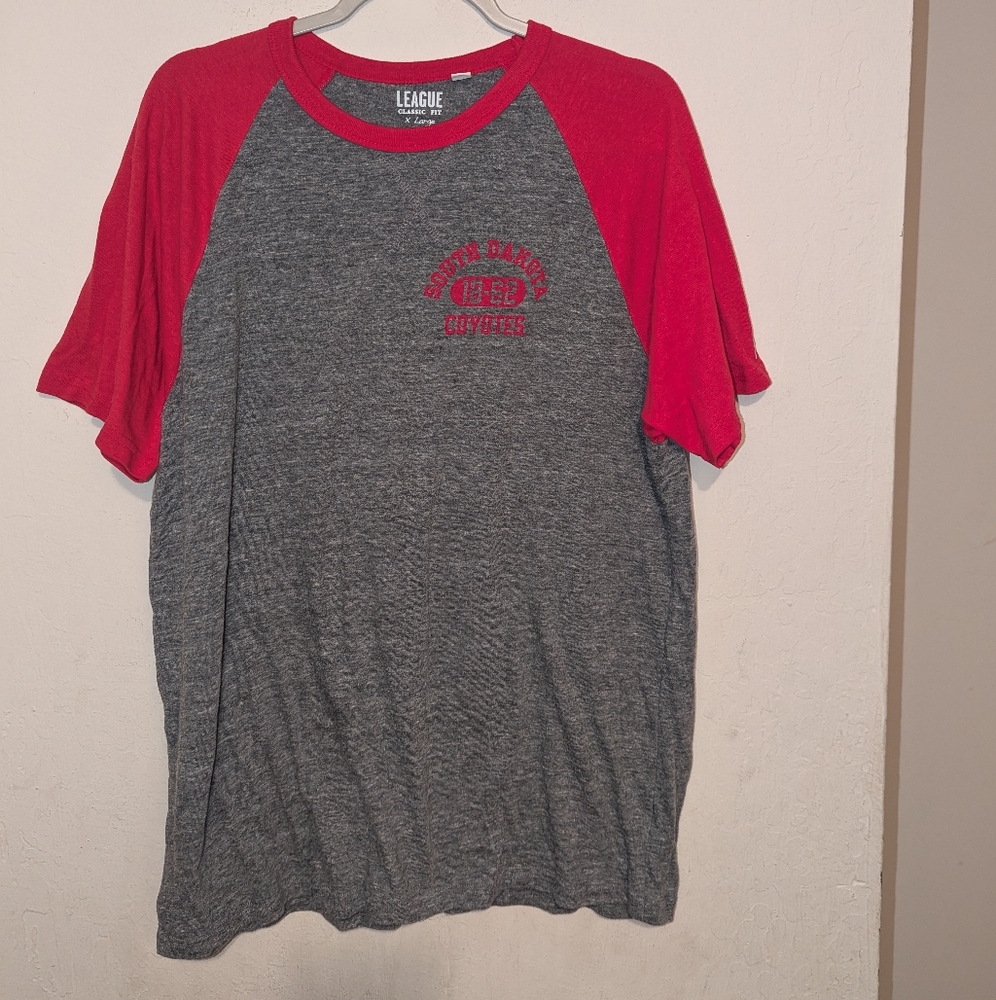League Red And Grey South Dakota Coyotes Short Sleeve Shirt Size X-Larg